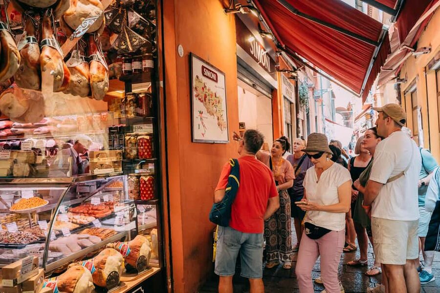 Bologna: Small-Group Tour with the Historic Archiginnasio - Quadrilatero Market: what you should look for (and how to use the free time)