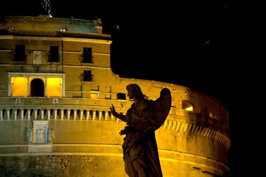 Dark Heart of Rome - Facts, Legend & Mystery Walking Tour - Corso Vittorio Emanuele II and the Slow Streets People Walk Past