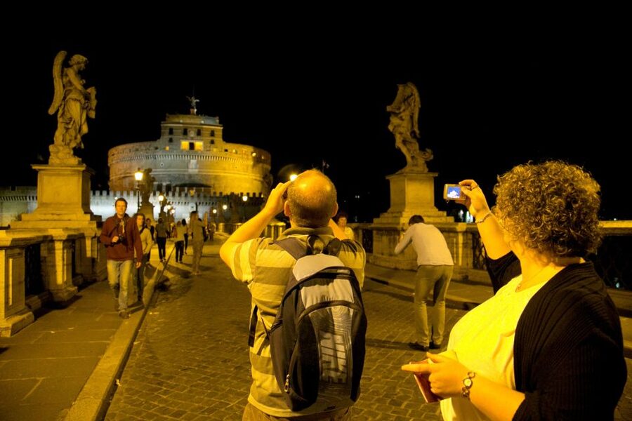 Dark Heart of Rome - Facts, Legend & Mystery Walking Tour - Via Giulia and Piazza Farnese: Beauty With Teeth