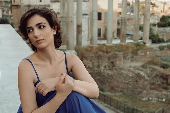 Professional Photoshoot in Rome - The classic route: Colosseum, Piazza Venezia, Pantheon