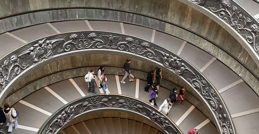 Roma Museo Vaticano y Capilla Sixtina Tour guiado - Language and group size: how it shapes the experience