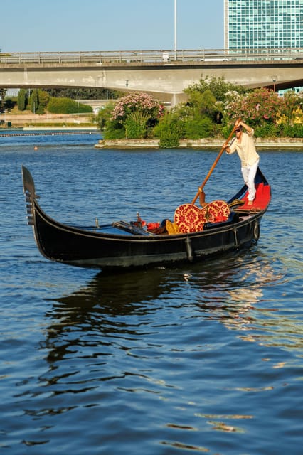 Roma: The one and only Roma Gondola tours on the lake! - Key Things That Make This Gondola Ride Work in Rome
