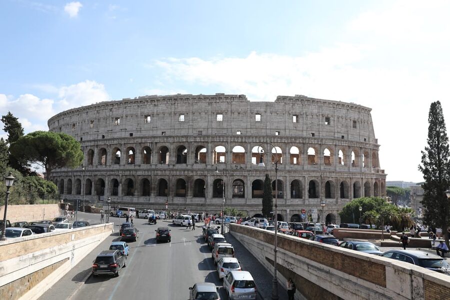 Rome: 1-Hour Fast Colosseum Tour - Photographing the Colosseum during the guided route
