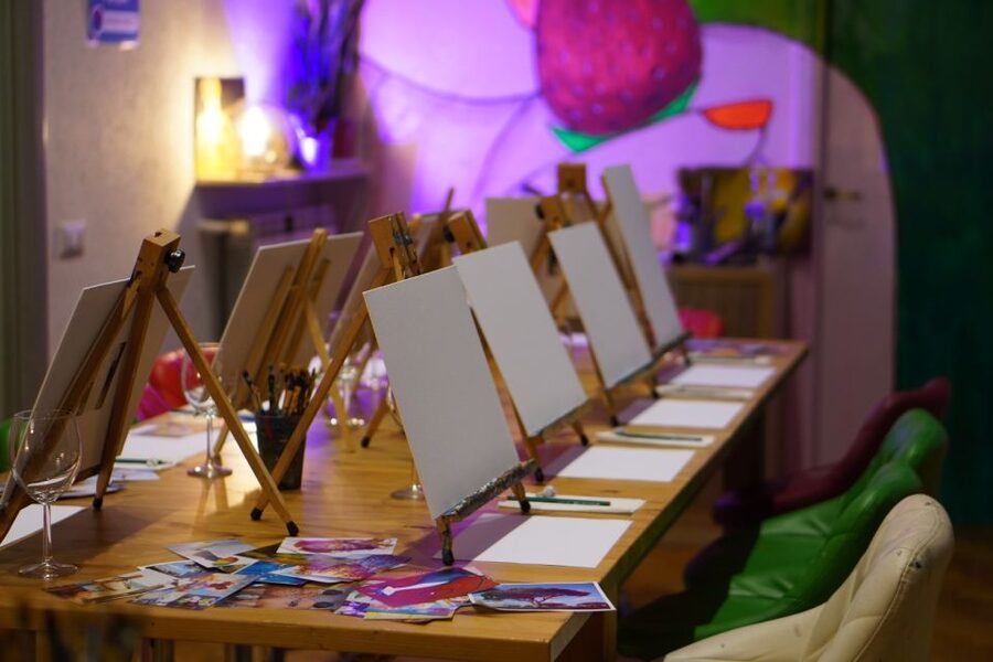 Rome: Afternoon Paint and Sip Experience in Piazza Navona - The real highlight: pizza al taglio and unlimited wine