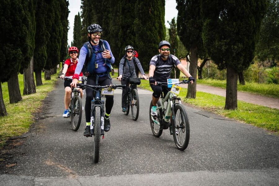 Rome: Appian Way Guided Tour on E-Bike with italian Aperitif - First stops, real Rome power: Baths of Caracalla and Porta San Sebastiano