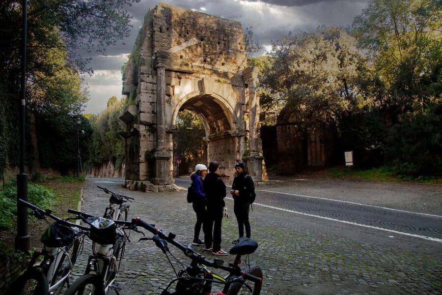 Rome: Appian Way Underground Catacombs Bike Tour with Lunch - Meeting at Via dei SS. Quattro and easing into Porta San Sebastiano