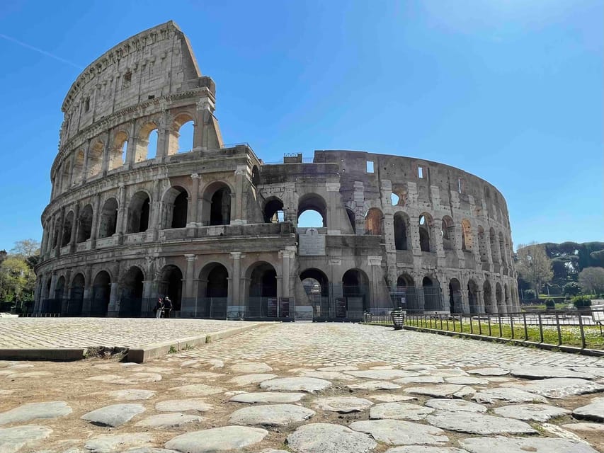 Rome: Arena Colosseum Tour with Arena Access - Staying oriented: your guide, your earphones, and your best photo angles