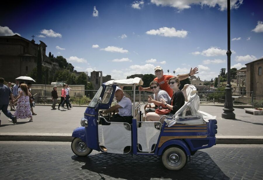 Rome by Ape Calessino - The Colosseum area: seeing it from the street with context