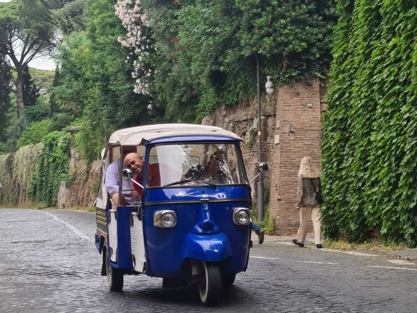 Rome by Ape Calessino - Getting in and settling on the three-wheels couch