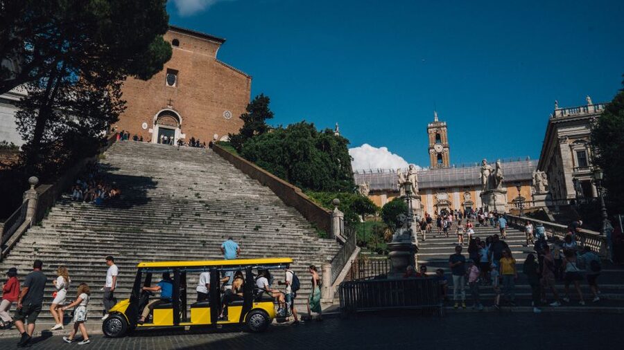 Rome: City Highlights Golf Cart Tour with Local Guide - Piazza Colonna and the art of short, useful photo breaks