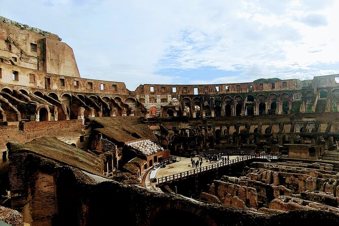 Rome: Colosseum Guided Tour with Roman Forum and Palatine hill - Guaranteed Colosseum entry, with headsets for sanity