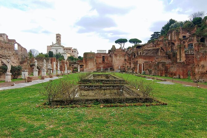 Rome: Colosseum Guided Tour with Roman Forum and Palatine hill - Palatine Hill viewpoints, plus the Farnese Gardens walk