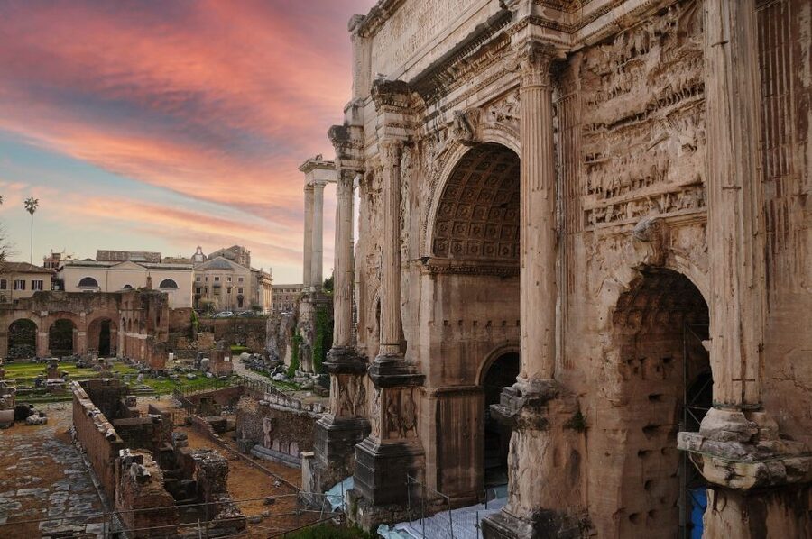 Rome: Colosseum, Roman Forum & Trajan's Market Exterior Tour - Headphones, Guide Style, and Pacing That Works in Crowds