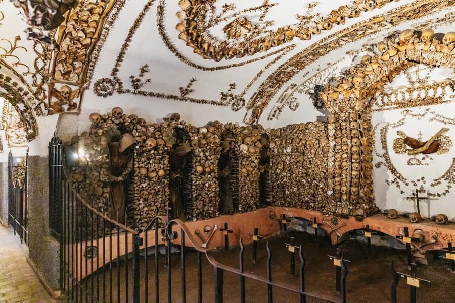 Rome: Crypts and Catacombs Underground Tour with Transfers - Walking into the Roman Catacombs with a guide who makes early Christianity make sense