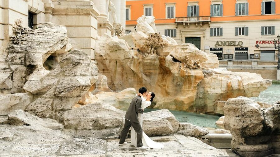 Rome: Early Morning Private Photoshoot at Iconic Landmarks - Finishing at the Colosseum, outside the gates