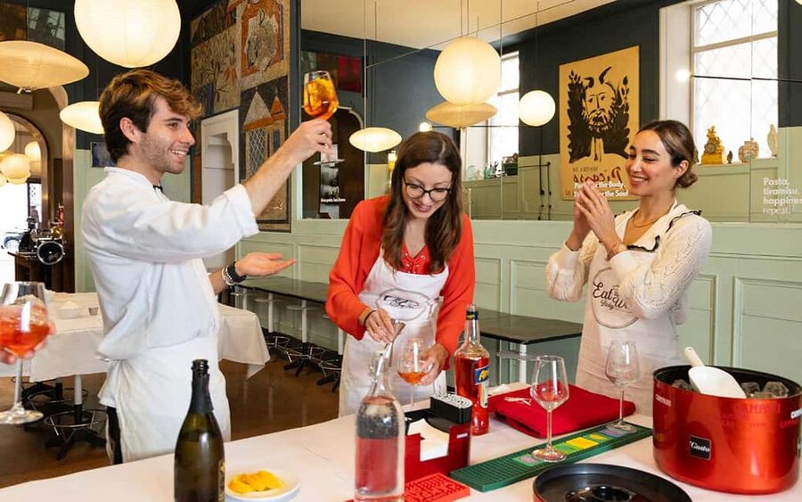 Rome: Enjoy Spritz and Pasta Making in Piazza Navona - Meeting Restaurant Gusto and getting into chef mode