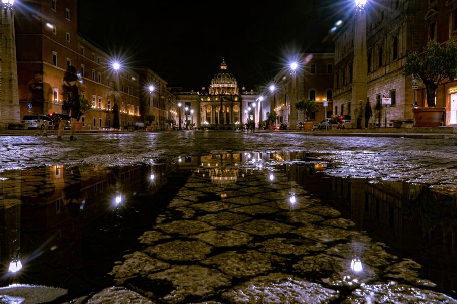 Rome: Ghostly Nighttime Walking Tour - The Guides: What Makes the Stories Stick