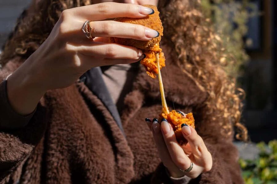 Rome: Guided Food Tour in Trastevere - Spirito di Vino: where the tour becomes a real meal with Lazio wine