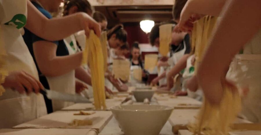 Rome: Pasta & Tiramisu Cooking Class near the Spanish Steps - Where you meet, and how the experience starts in style