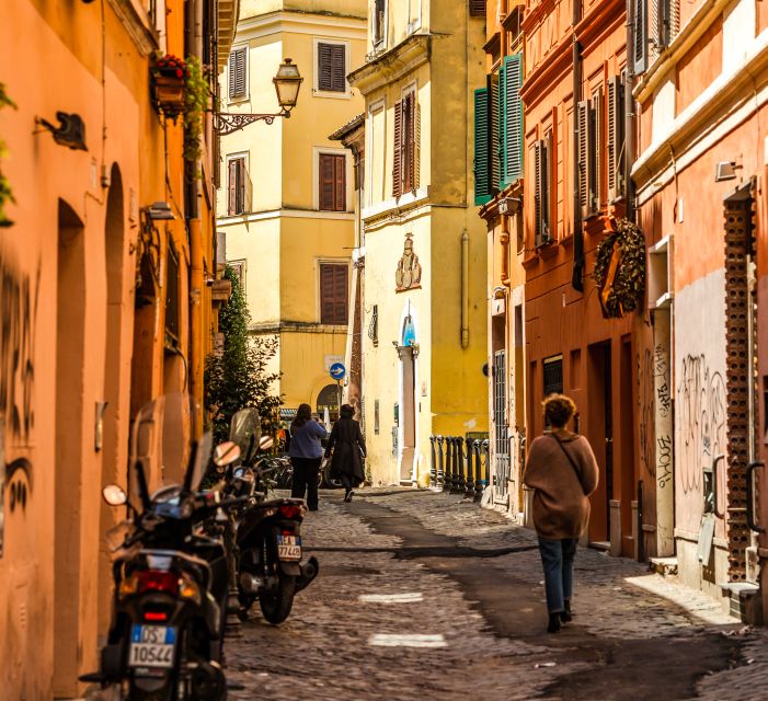 Rome: Private 2-hr Tour of Icons & Hidden Gems with a Local - Approaching the Colosseum area without losing the plot