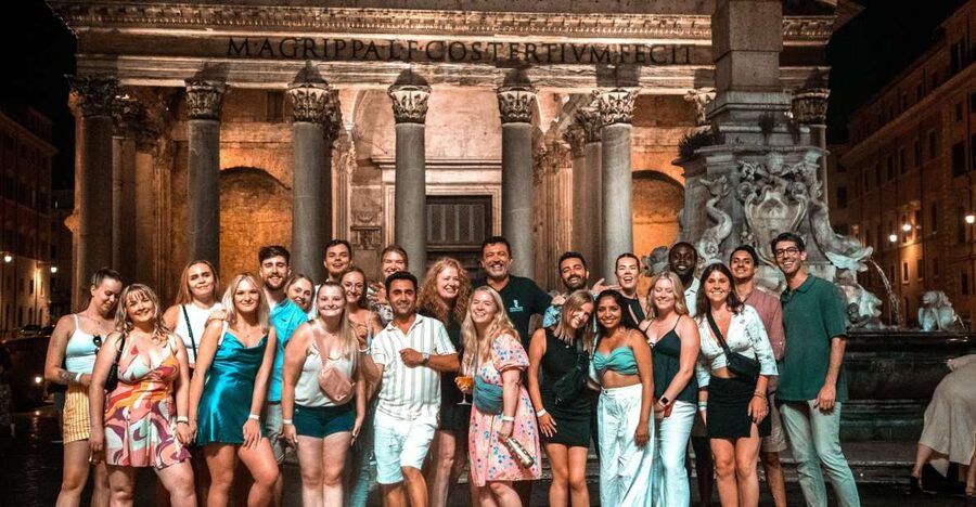 Rome: Pub Crawl and Ultimate Party with Open Bar and Pizza - 9:30 PM to 10:30 PM: The Open Bar and Pizza Hour