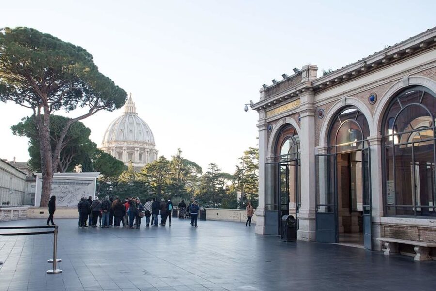 Rome: Skip the line Vatican Museums & Sistine Chapel Tour - Cortile del Belvedere, the place that sets the tone