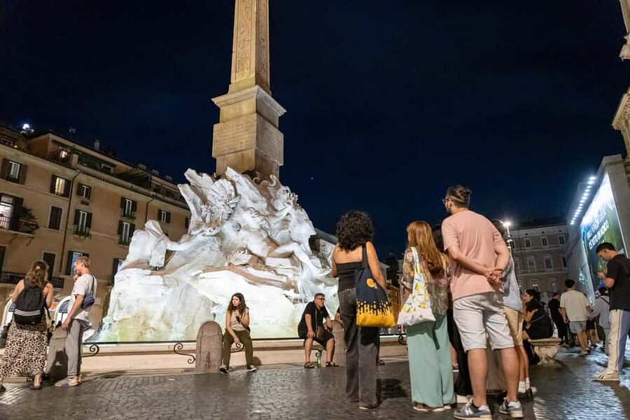 Rome: Under the Moonlight Evening Walking Tour - Piazza Venezia, Trajans Column, Roman Forum, and the Colosseum glow