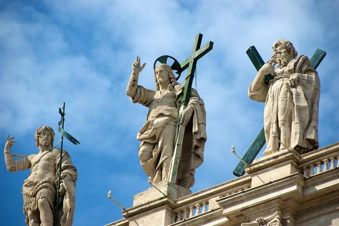 St. Peter’s Basilica Priority Access Tour with Dome & Crypt - Inside St. Peter’s Basilica: what to look for when everything is stunning